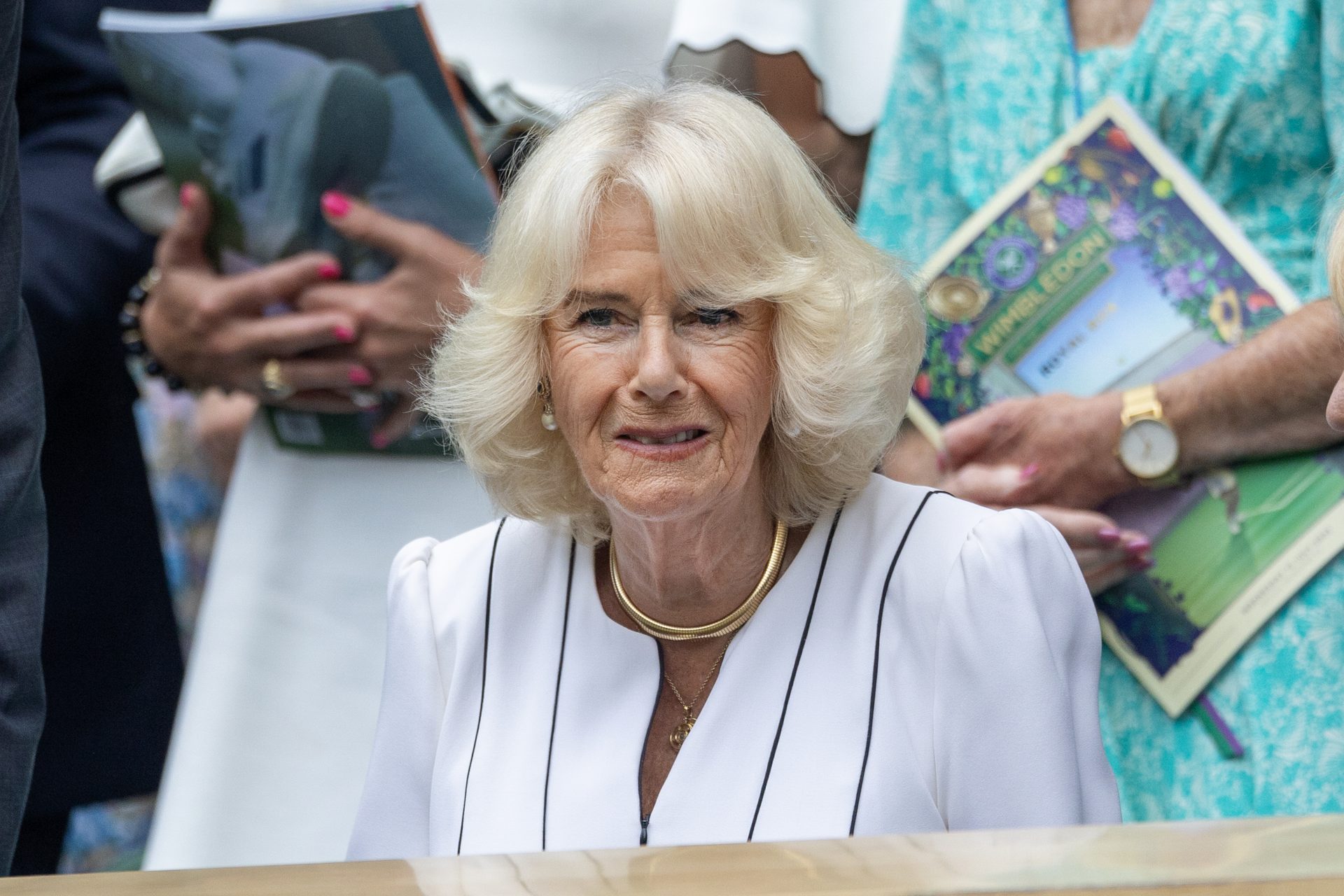 Camilla aangevallen en Harry 'verraden'