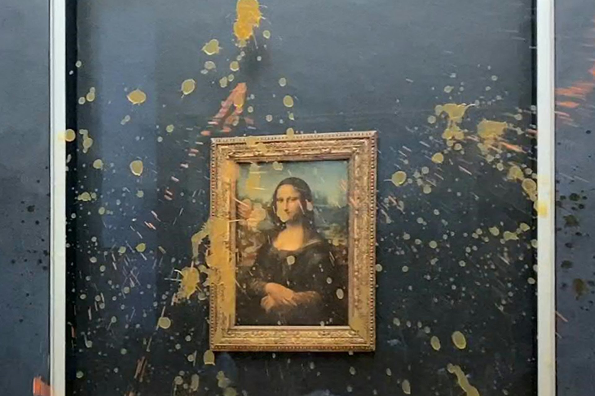 Œuvres d'art vandalisées : La Joconde aspergée de soupe par des activistes au Louvre