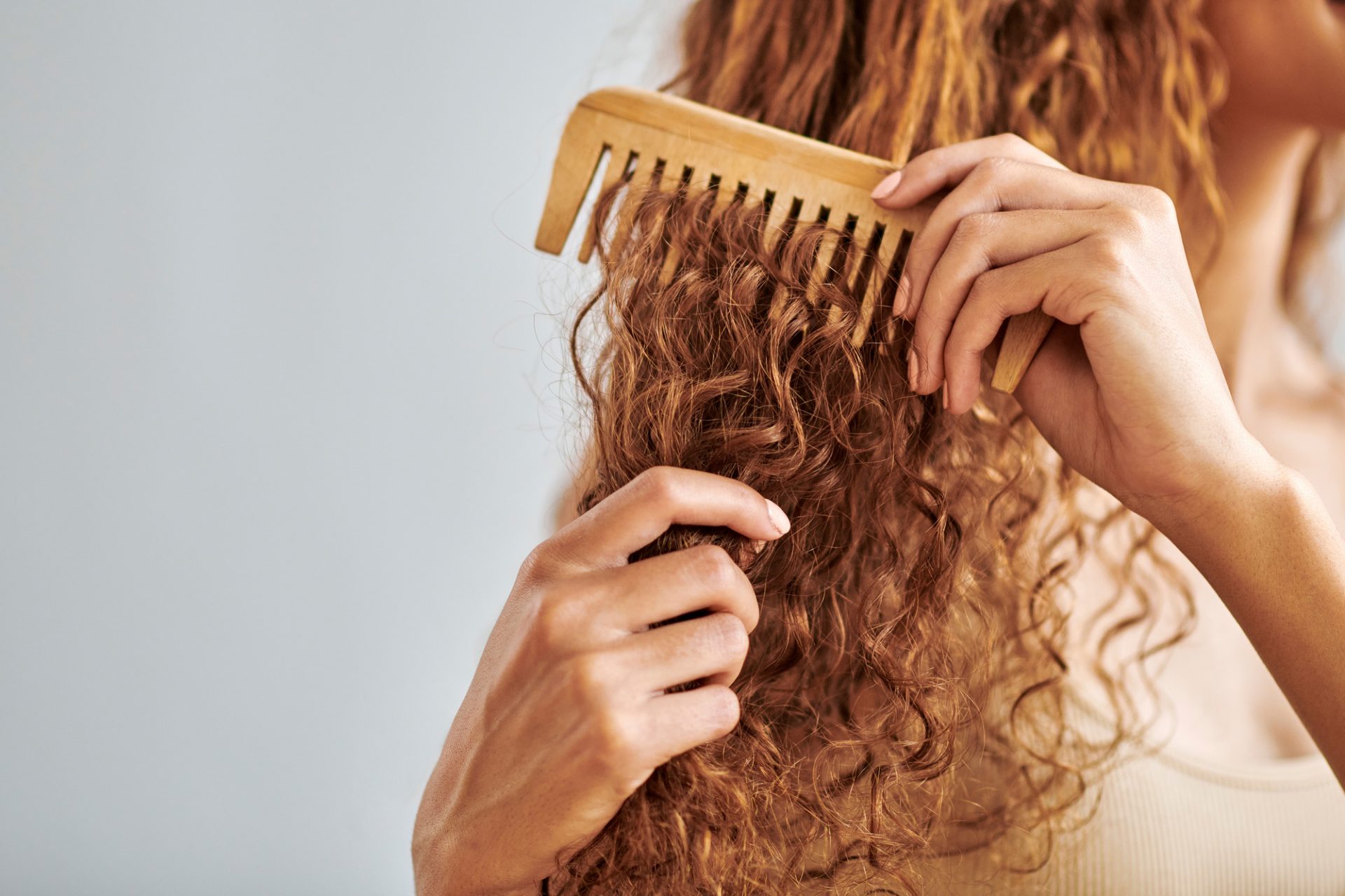 Si vos cheveux sont secs ou bouclés, évitez de trop les laver