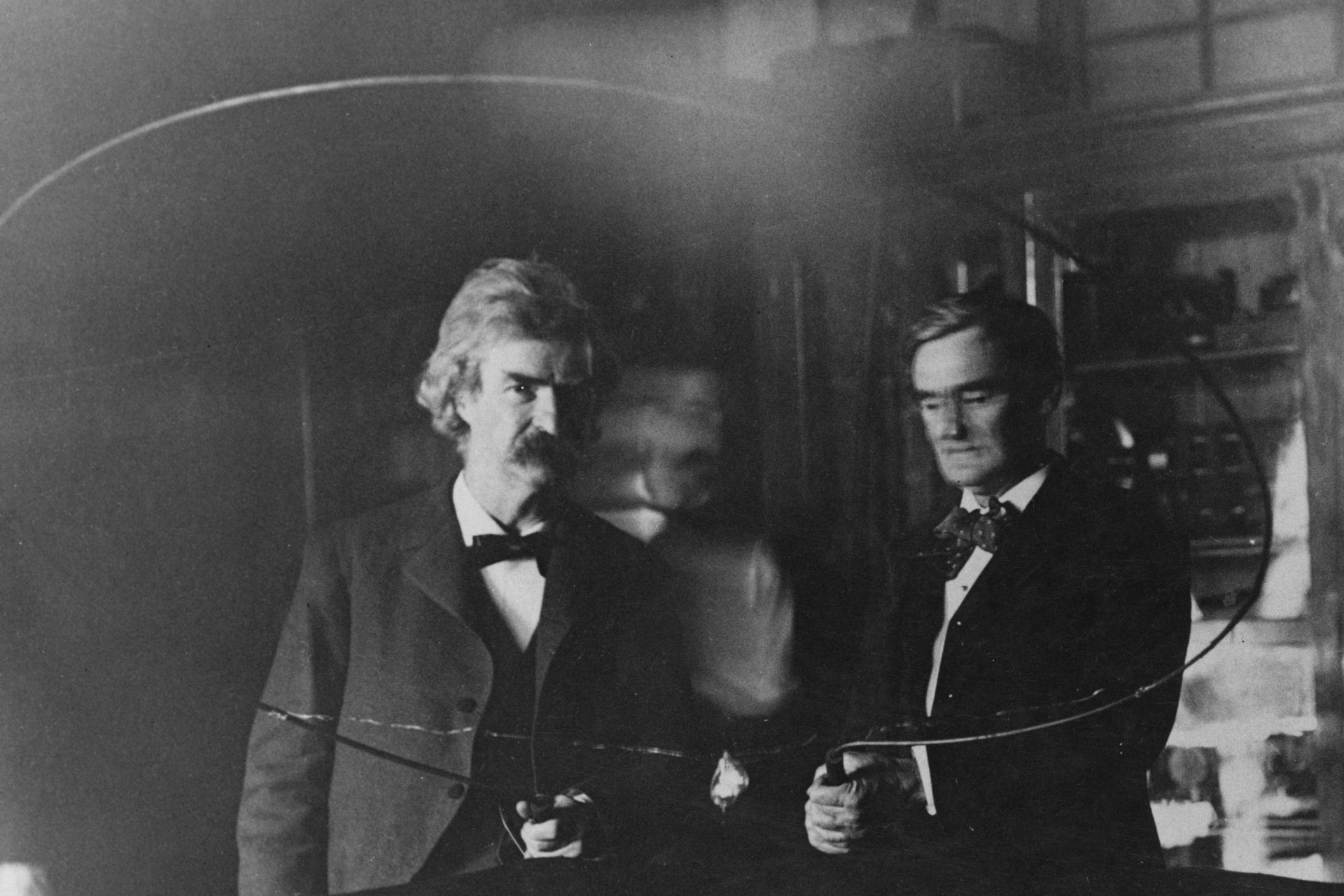 Tesla got Mark Twain to stand on his “earthquake machine”