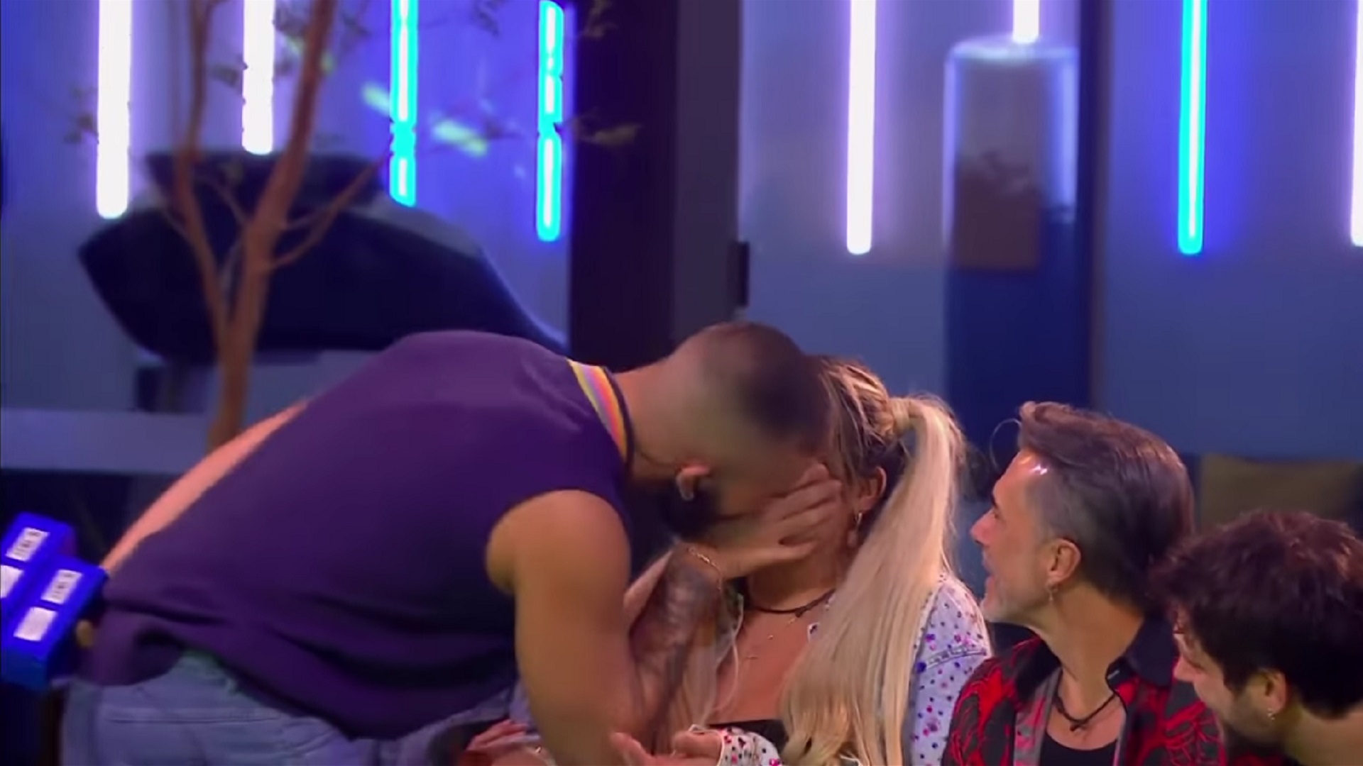 El beso de Manuel a Wendy