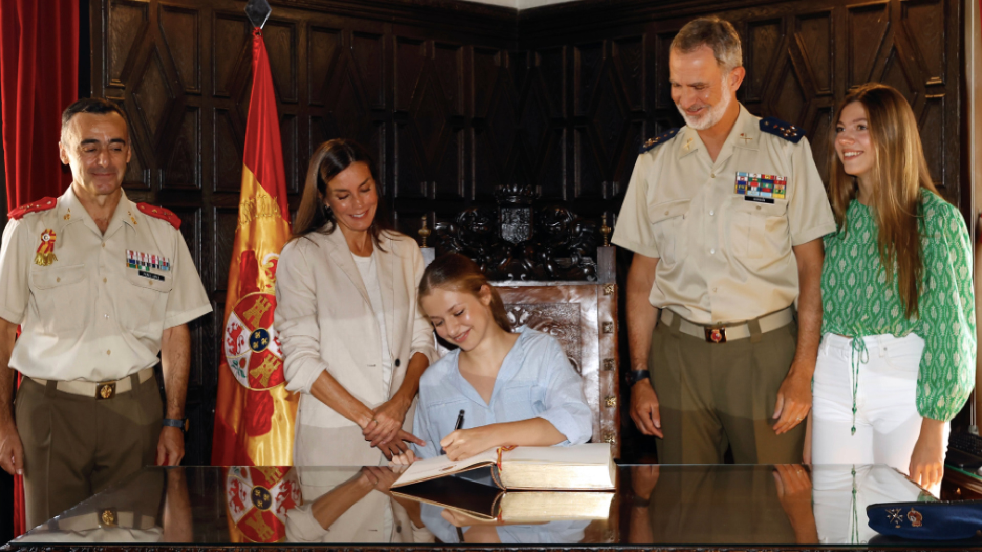 La princesa Leonor ha firmado en el libro de honor de Academia General Militar de Zaragoza