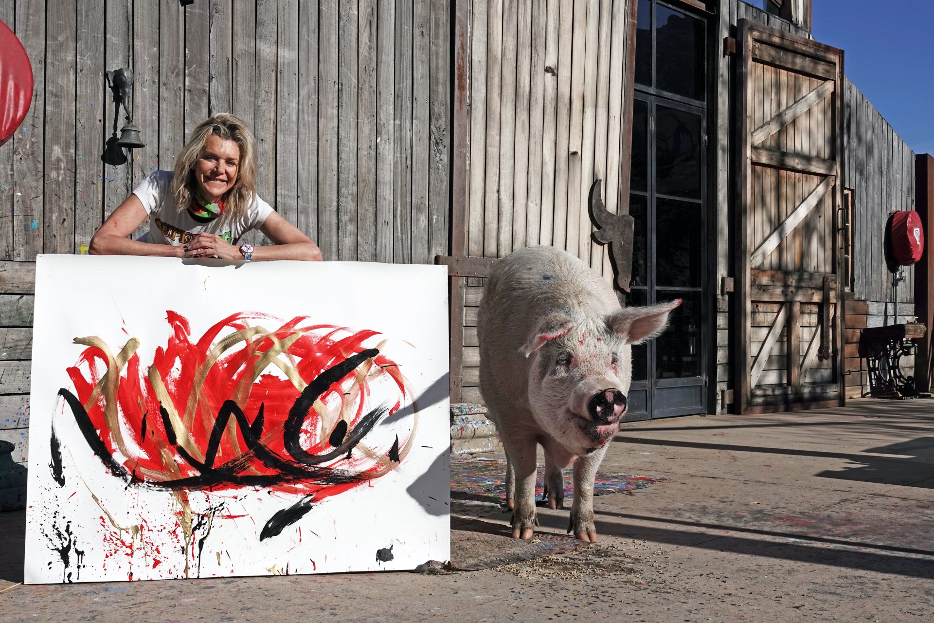Pigcasso, het schilderende varken dat groot geld binnenharkt met haar kunst