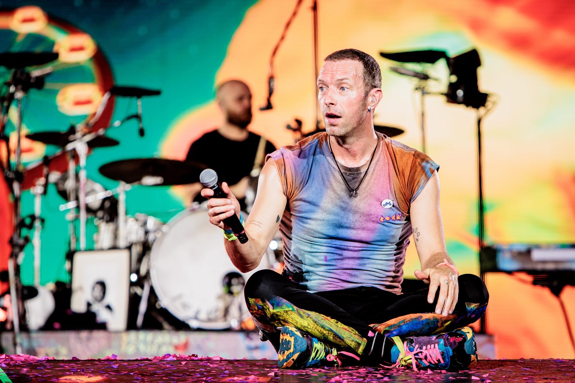 Pourquoi tout le monde parle-t-il des baskets de Chris Martin, le chanteur de Coldplay ?