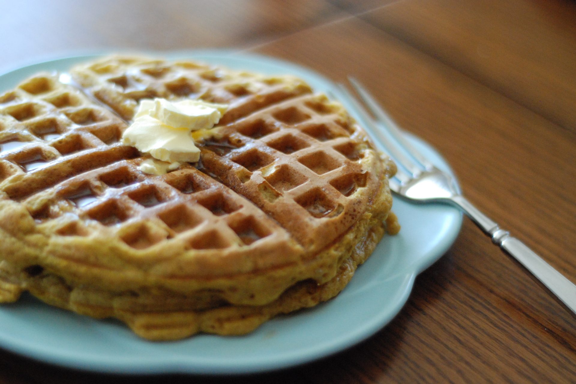 Waffeln, Sirup und Speck-Cocktail