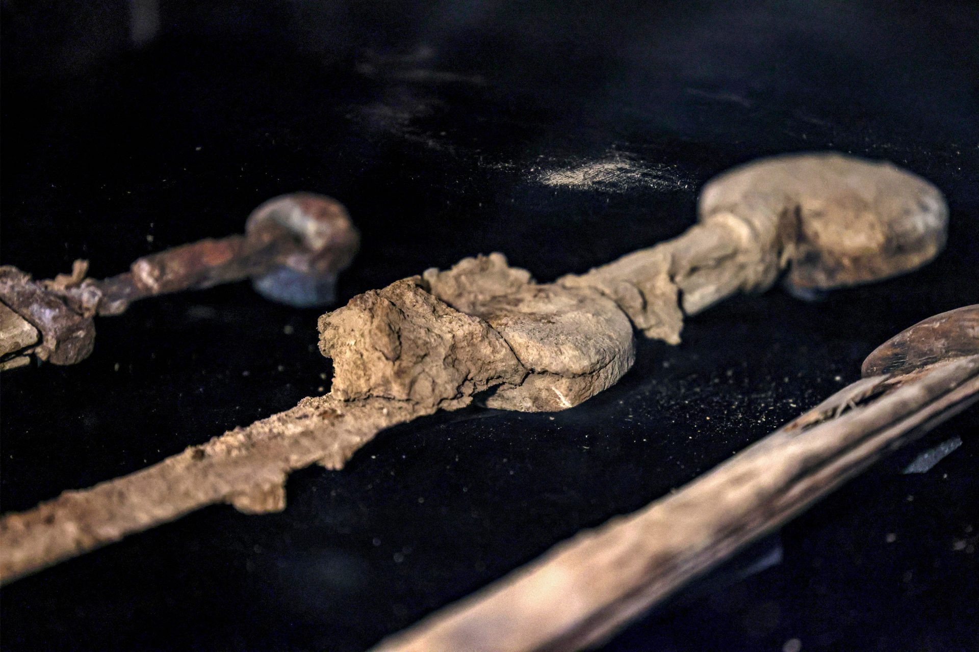 Quatre des épées romaines les mieux conservées ont été mises au jour