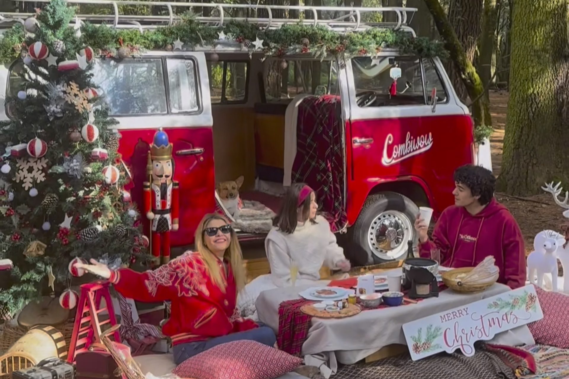 El picnic navideño de Itatí Cantoral 