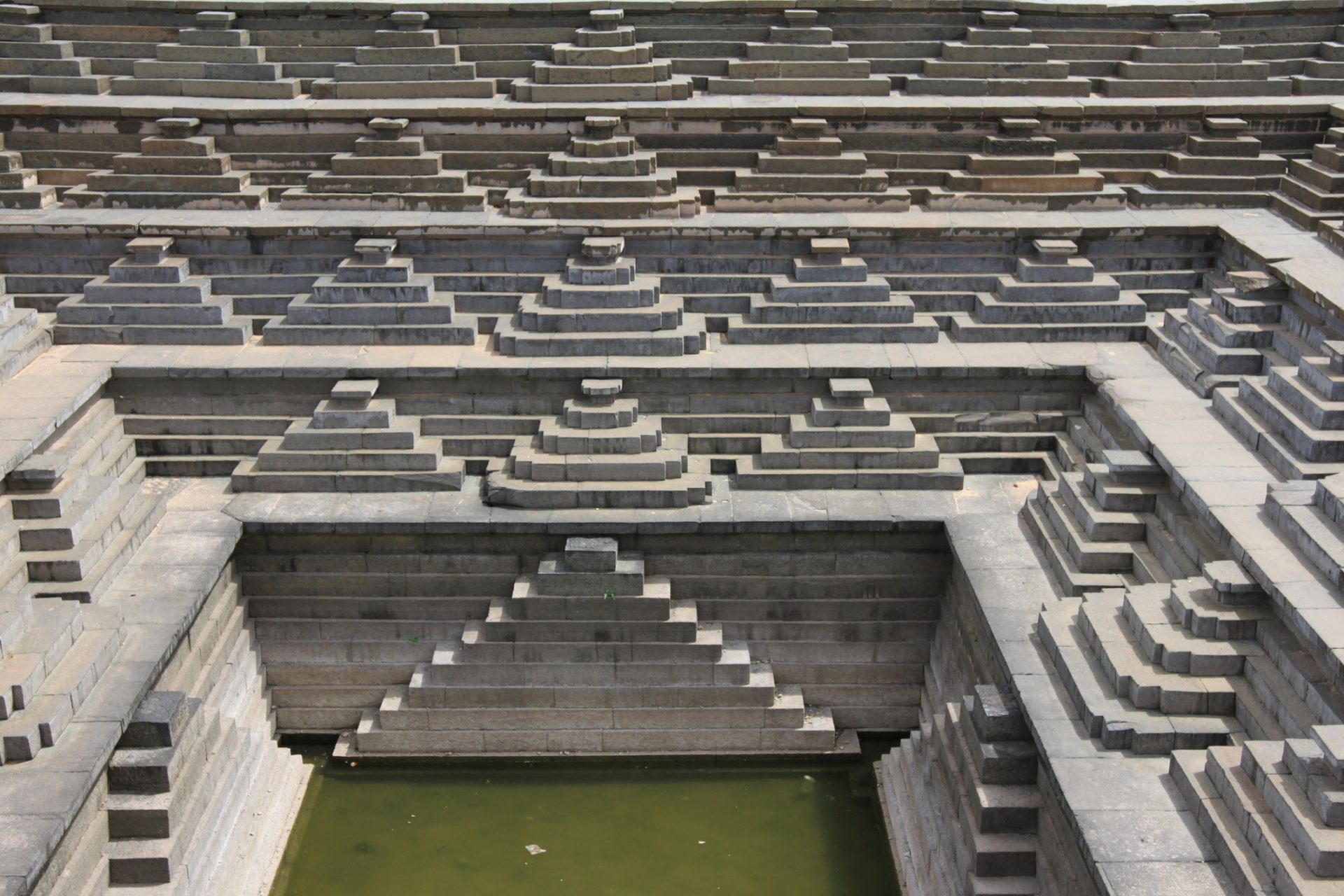 Le grand réservoir d'eau en granit à gradins symétriques de Hampi - Inde