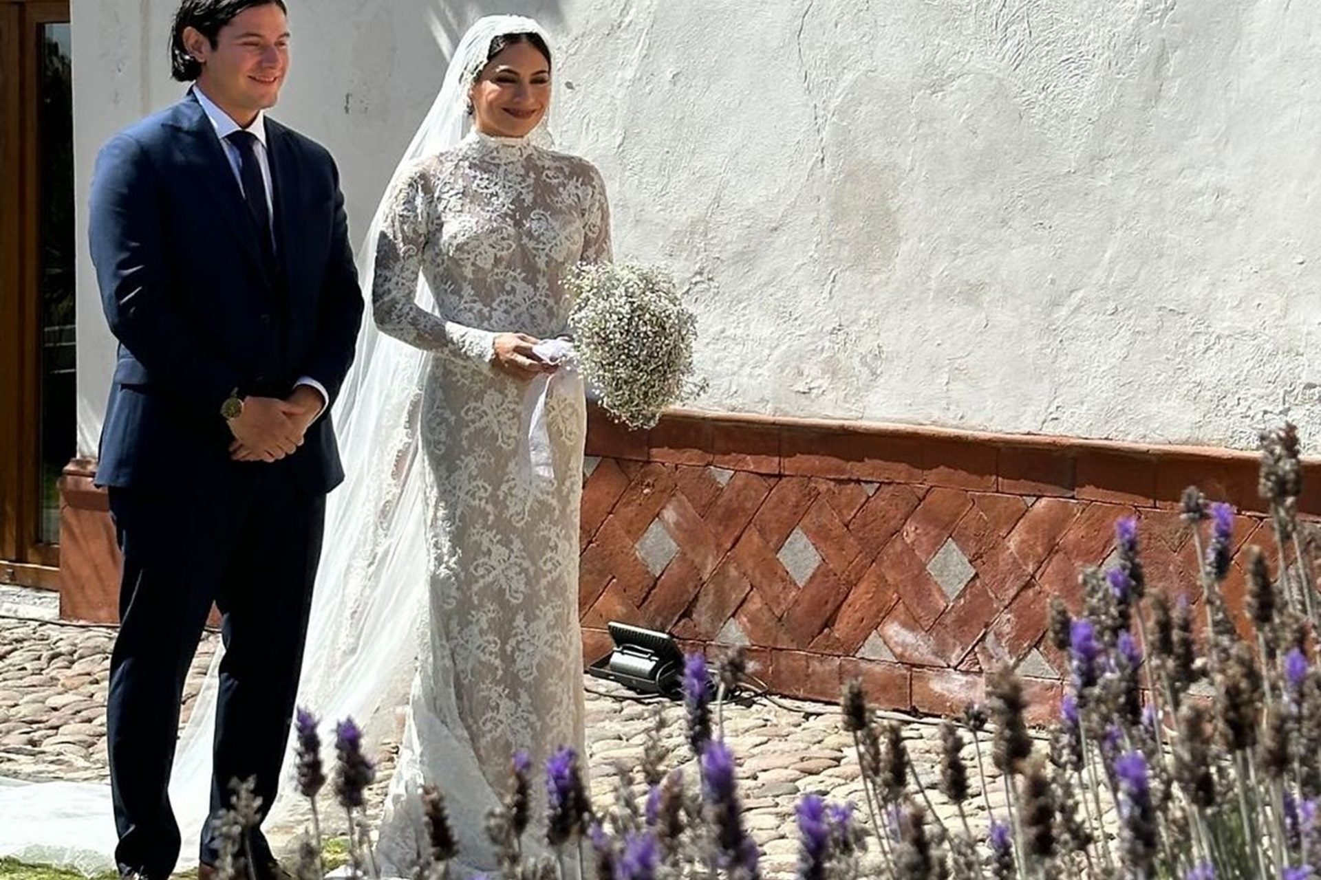 Su hermano la llevó al altar