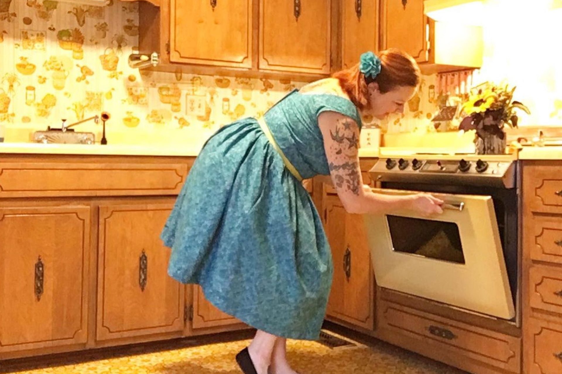 Elle s’occupe des tâches ménagères comme dans les années 50