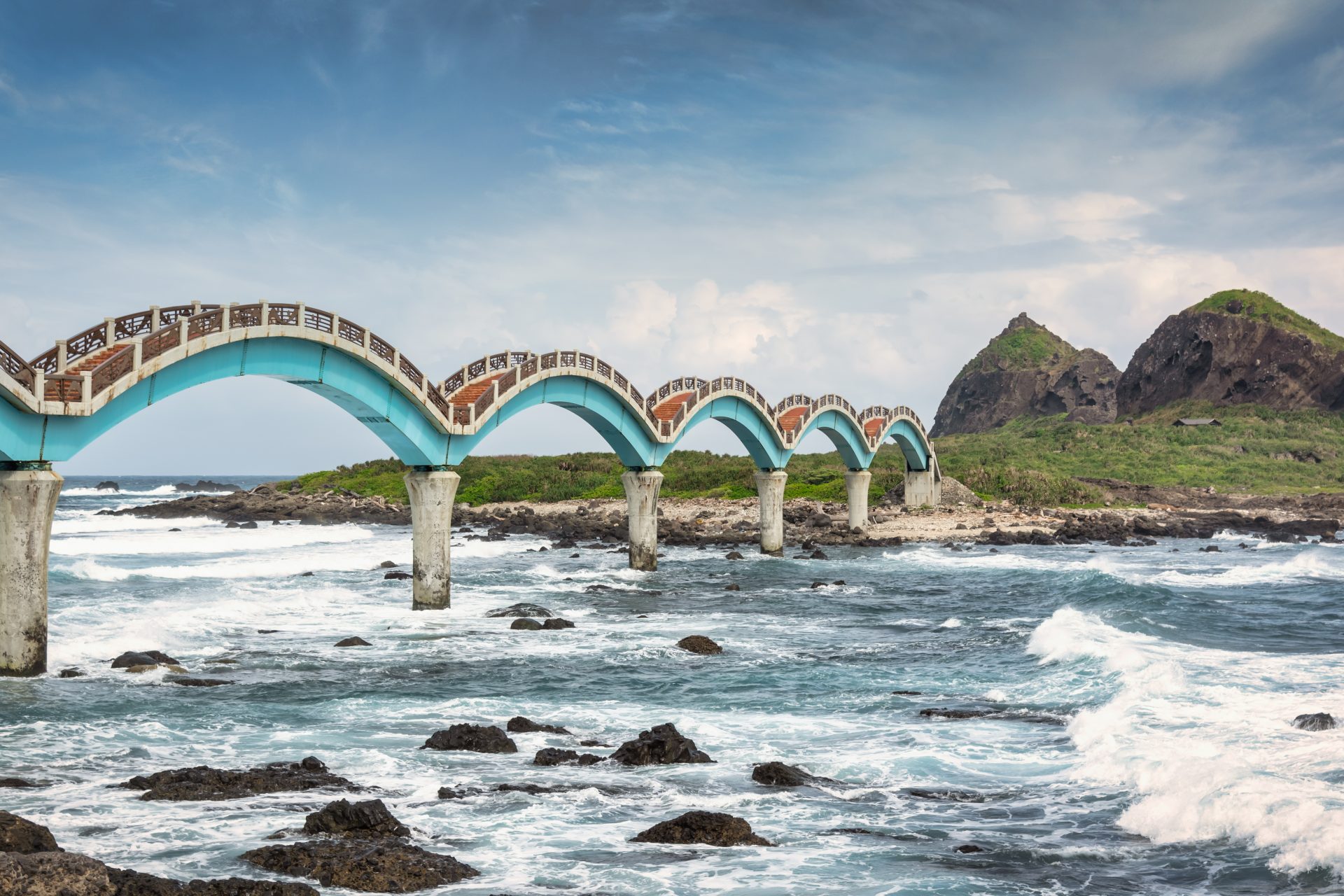 Die Treppe (Brücke), die zur Insel Sanxiantai führt, Taiwan