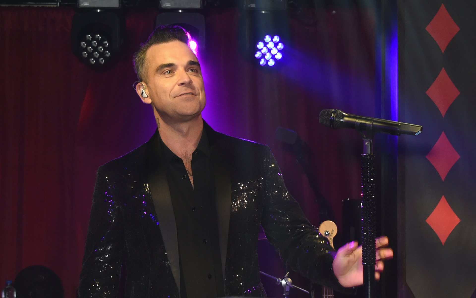 Robbie Williams nació el 13 de febrero de 1974... 