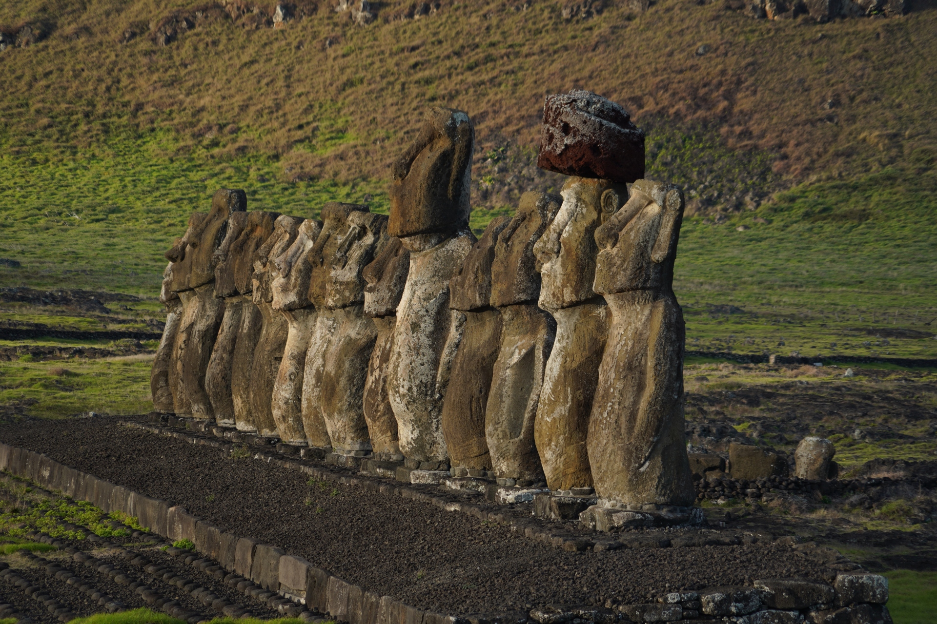 Pasar por el medio de los Moai en la Isla de Pascua (Chile)