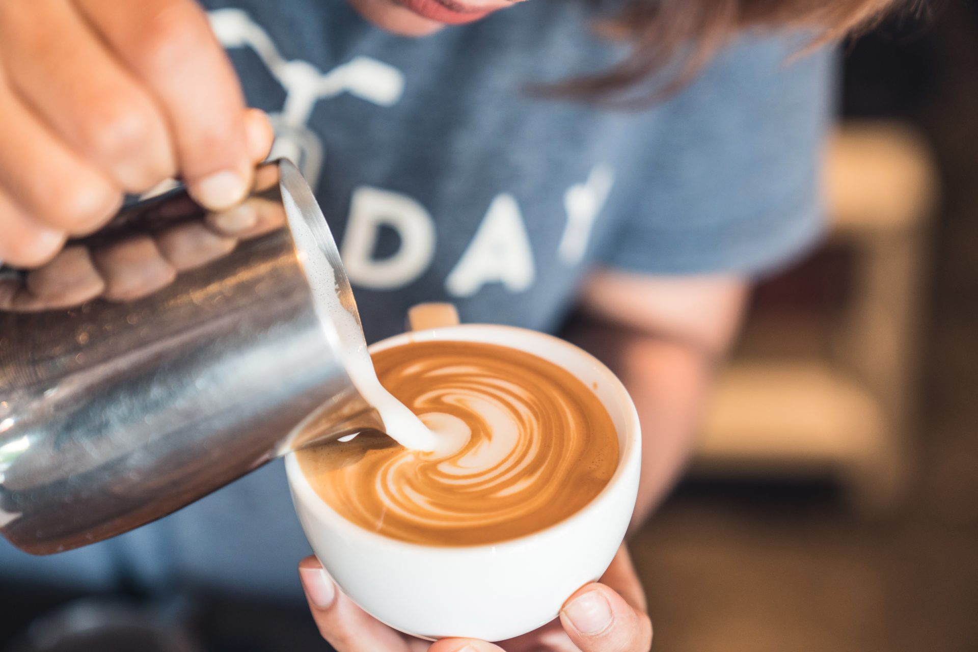 世界各国のコーヒー一杯の値段を比べてみよう：ローマ、北京、ブエノスアイレス......