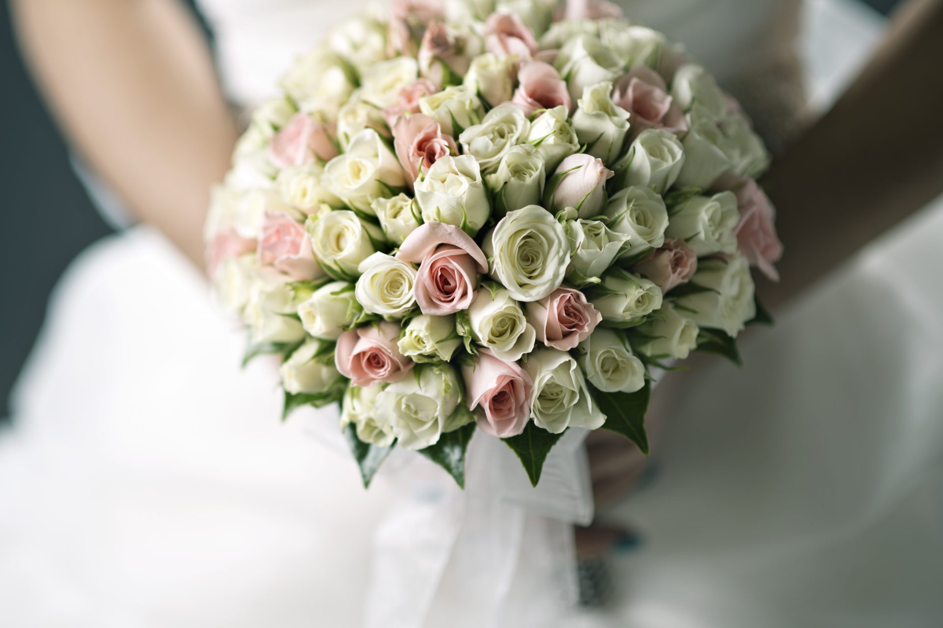 Perché le spose usano i bouquet? Le ragioni (a volte bizzarre) dei rituali matrimoniali