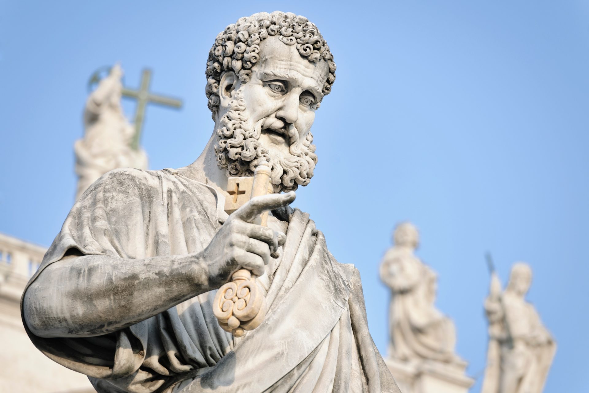 Tocar el dedo gordo del pie de la estatua de San Pedro (Ciudad del Vaticano)