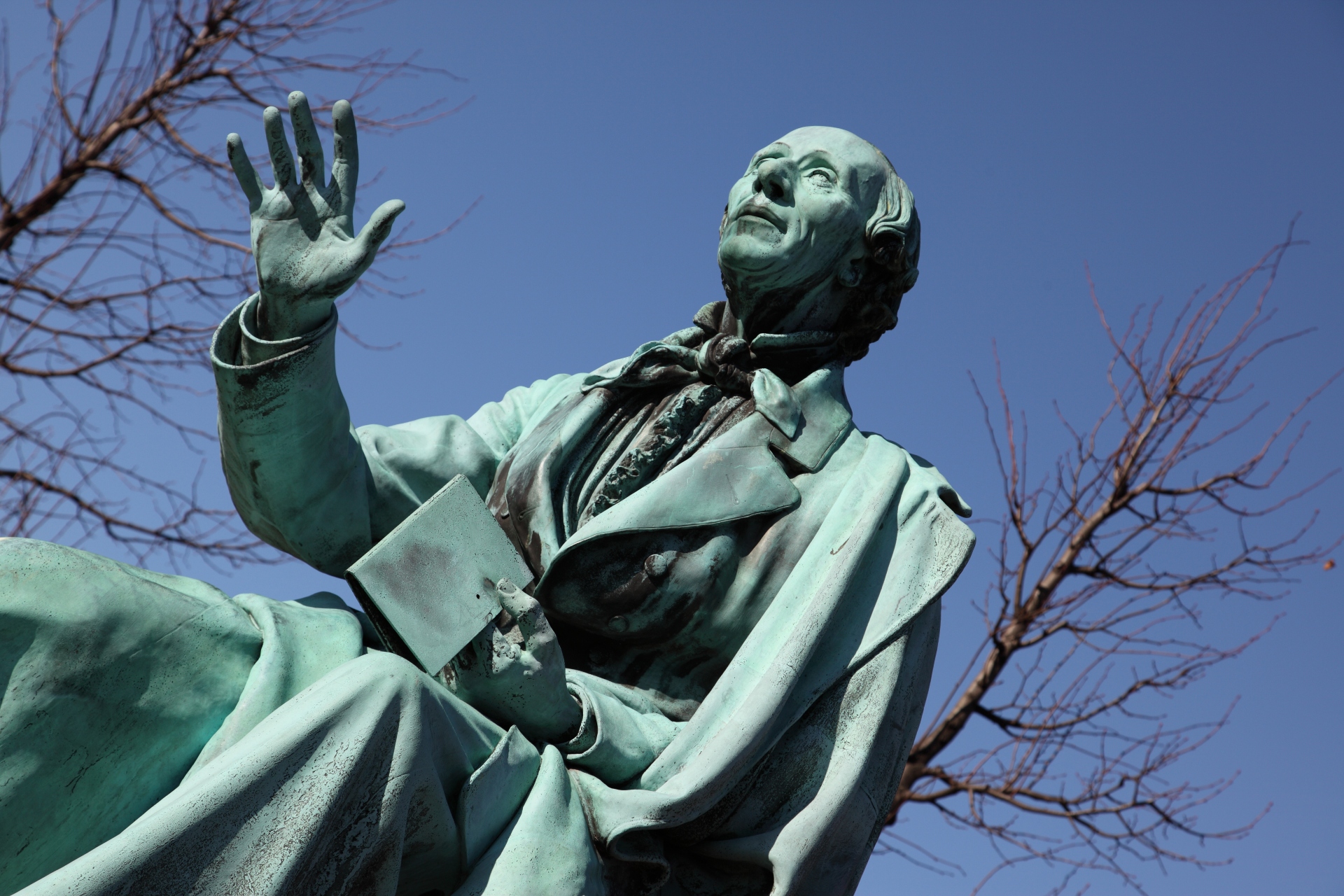 Bailar alrededor de la estatua de Hans Christian Andersen en Copenhague (Dinamarca)