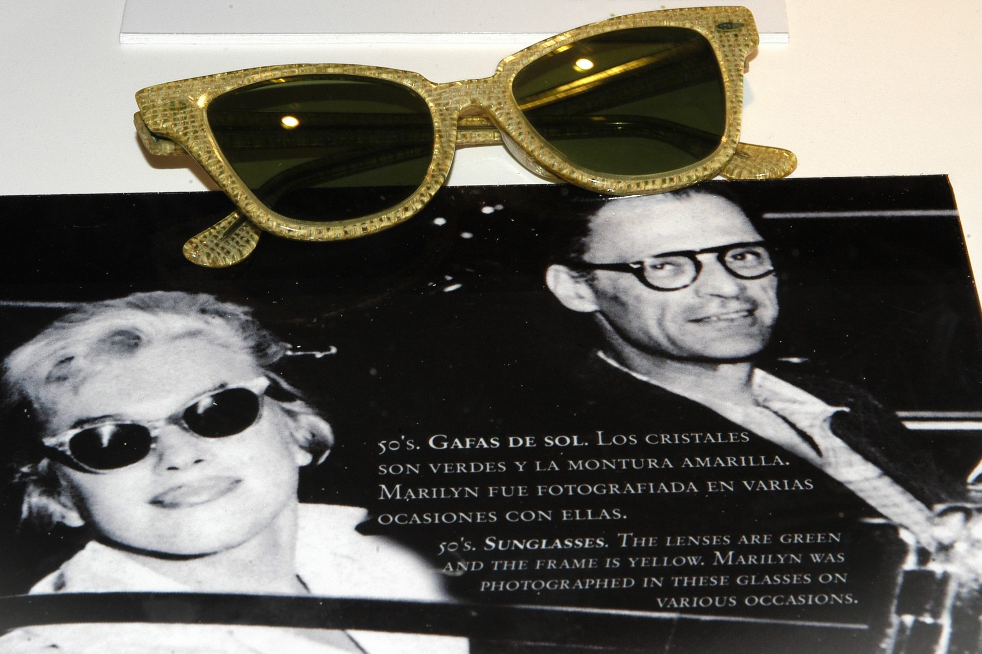 Sus gafas de sol, años 50