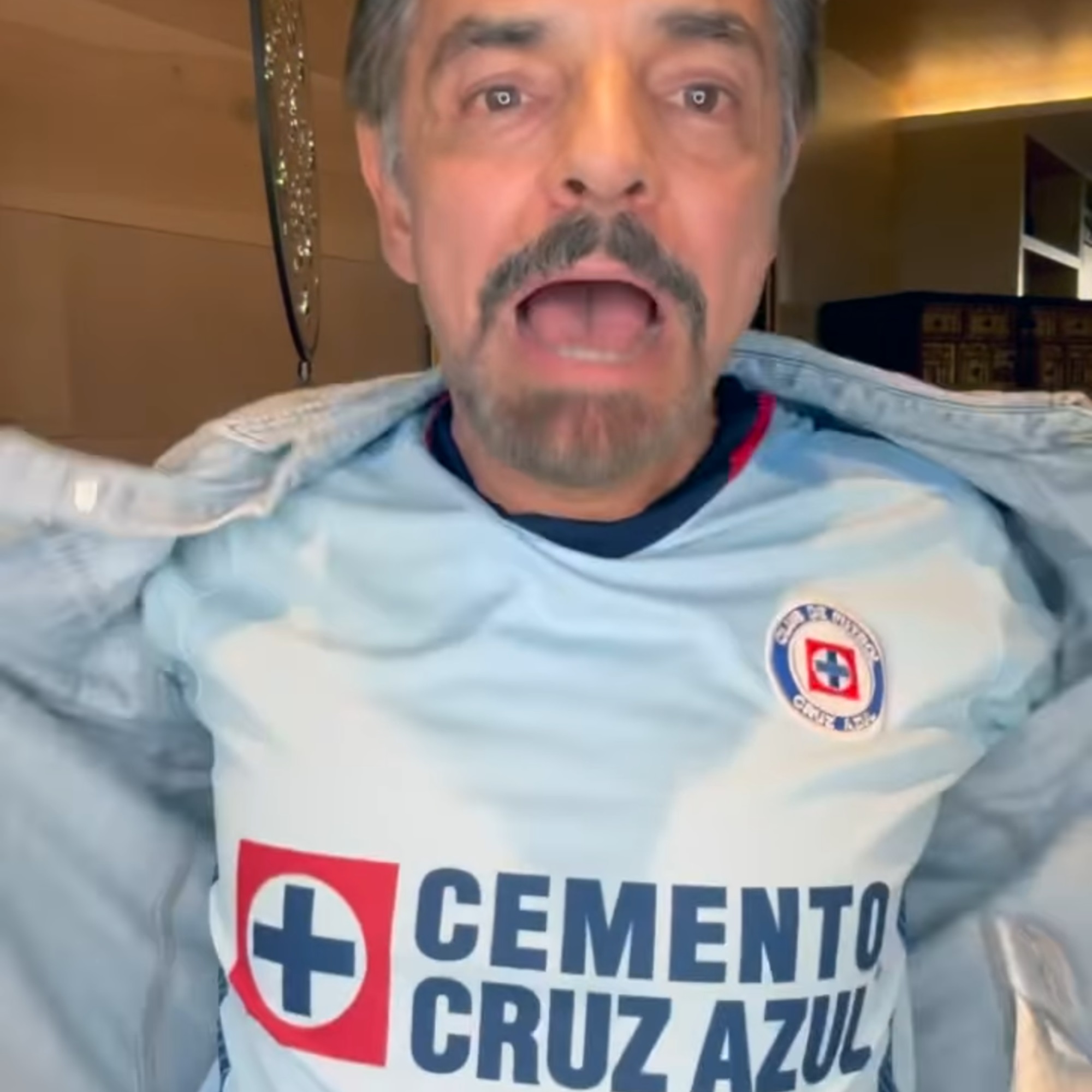 El troleo de Derbez 