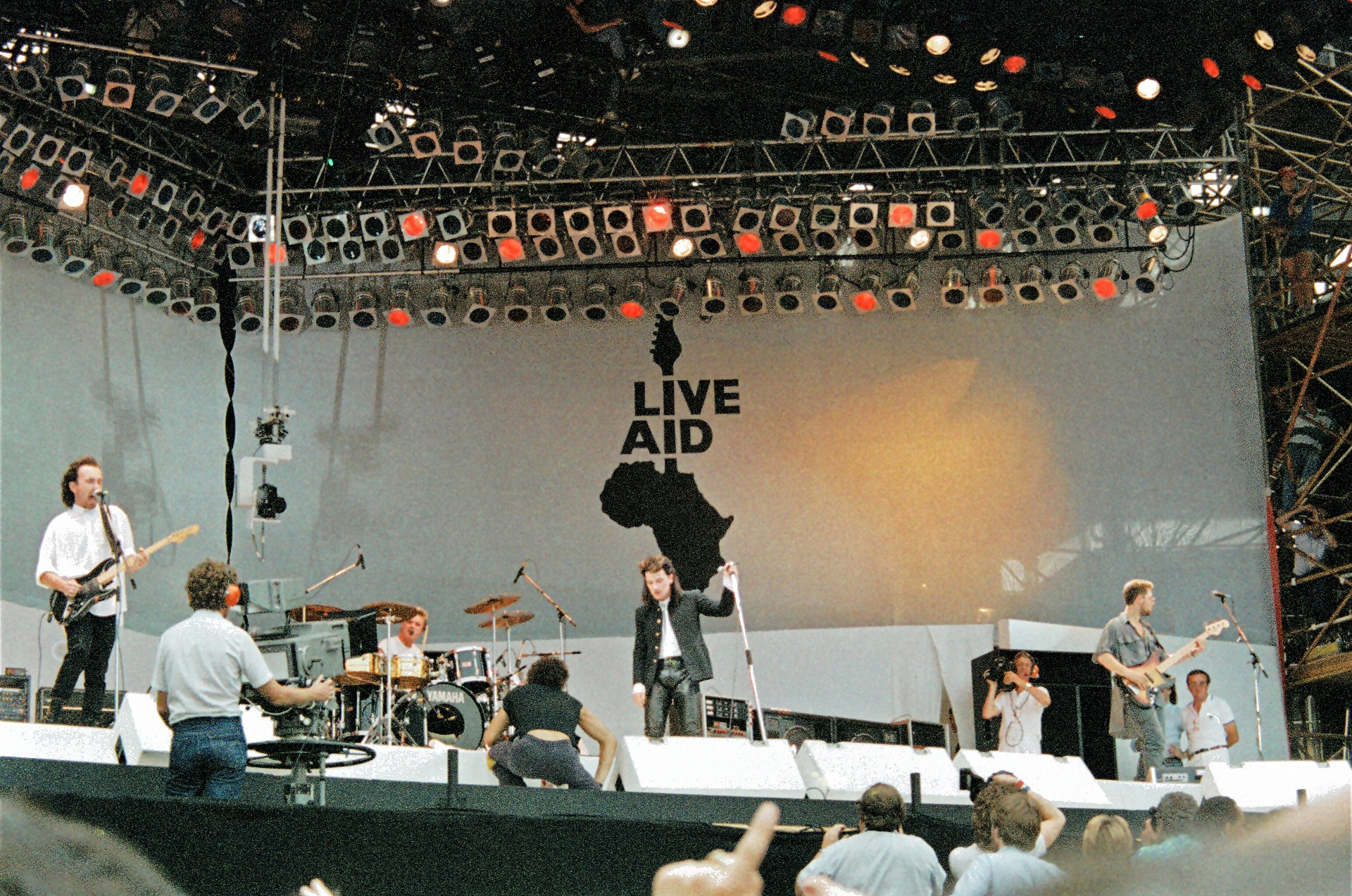 Actúan con las leyendas de esa época en el mítico “Live Aid