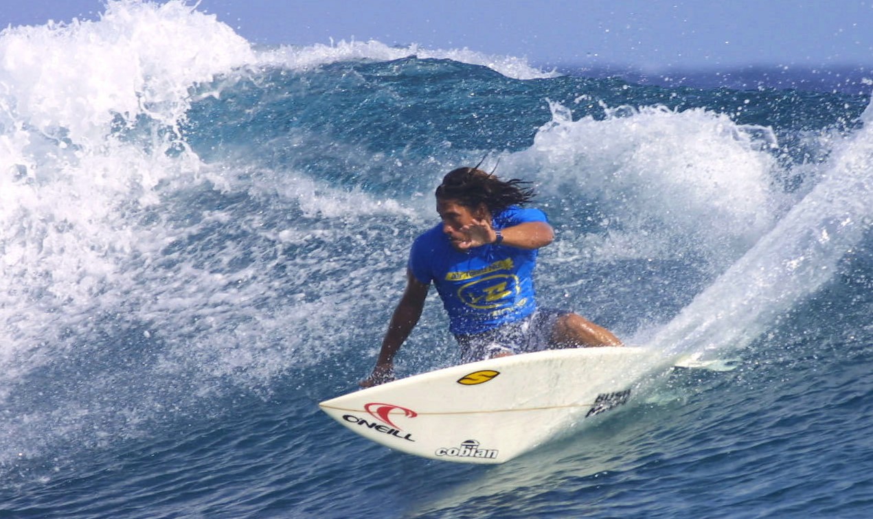 Un ataque de tiburón mató al surfista y actor Tamayo Perry 