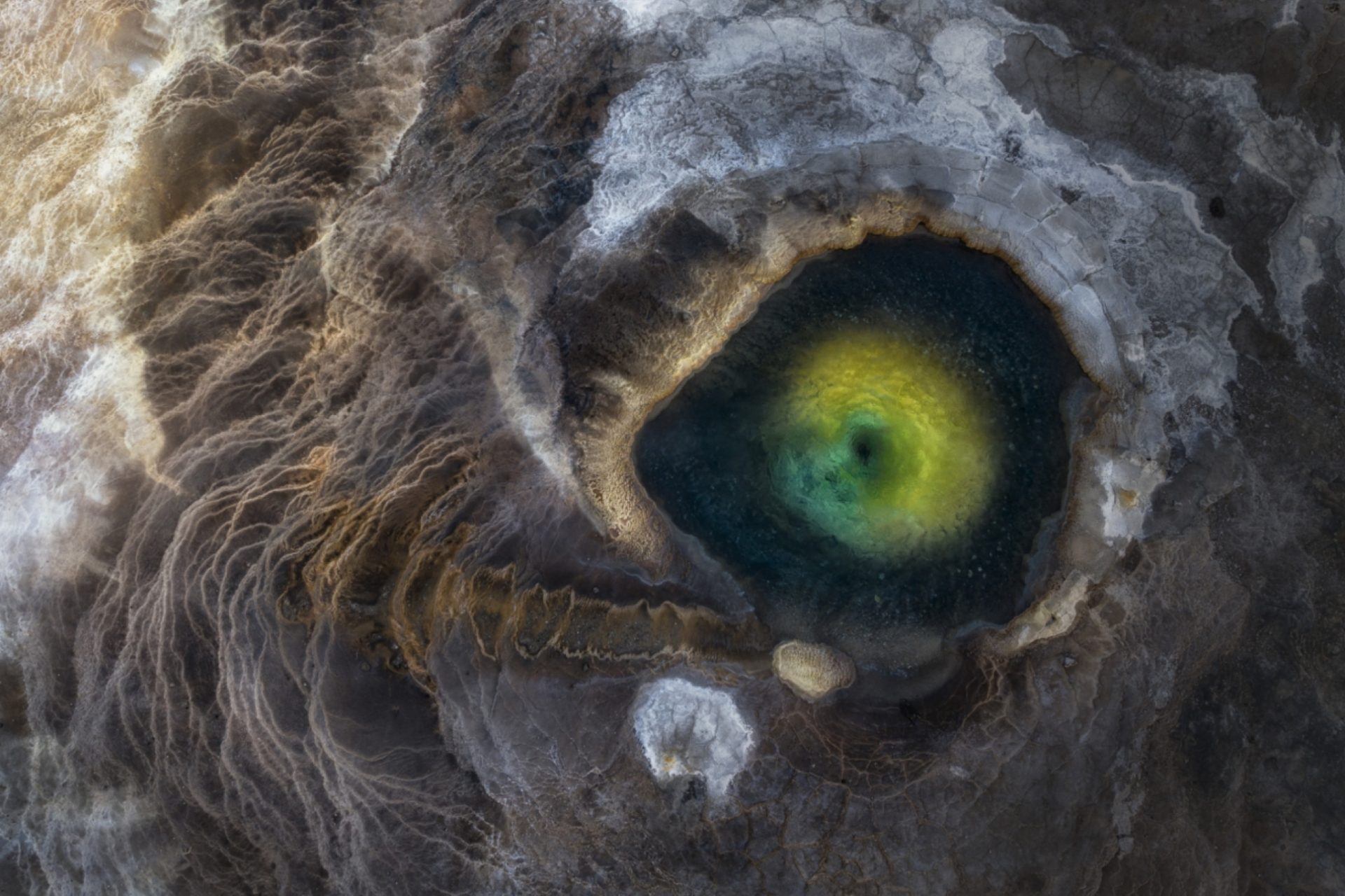 'The eye of the dragon' di Miki Spitzer (Categoria Astratto)