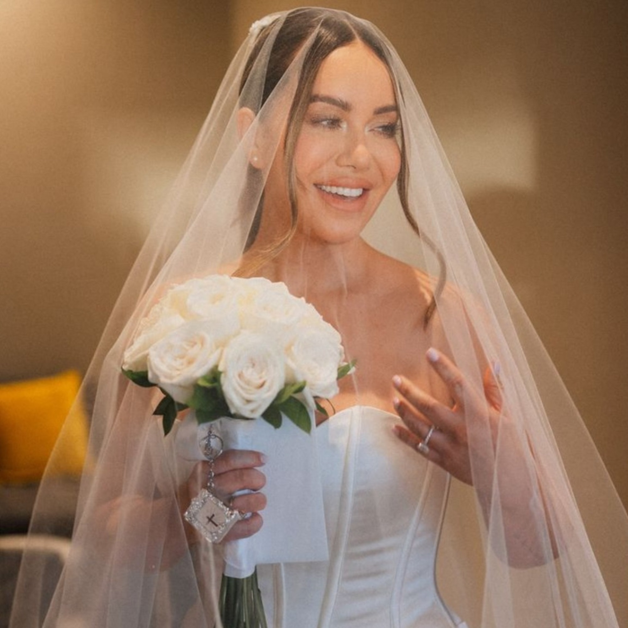 Radiante con su vestido de novia 