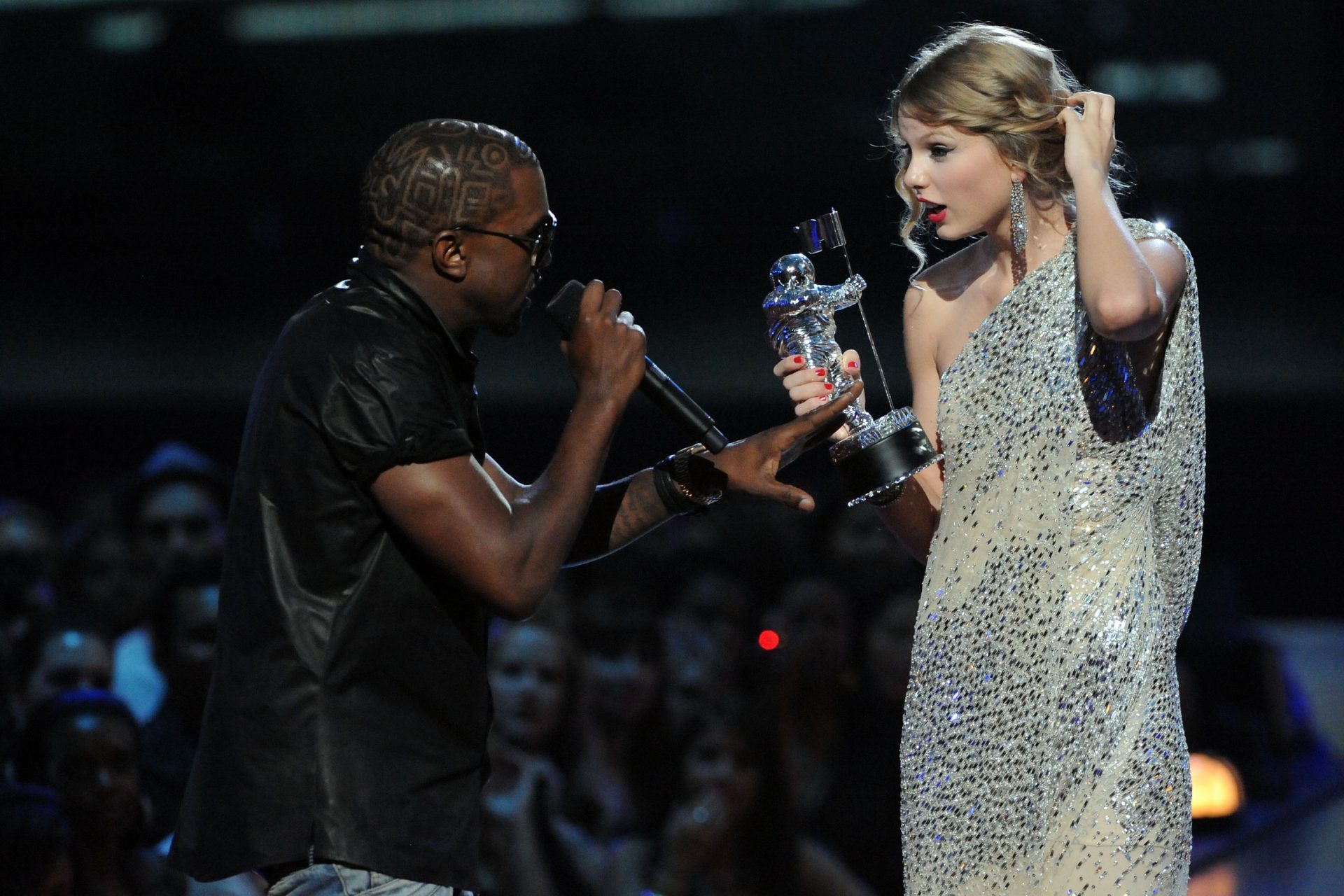 Kanye West interrumpe a Taylor Swift (2009)