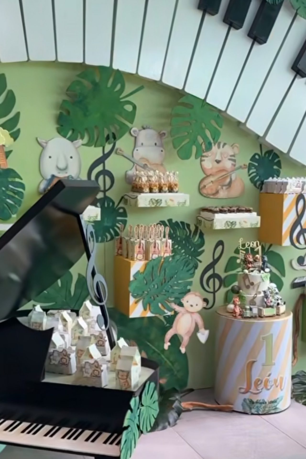 Tematización de animales de la selva con instrumentos musicales