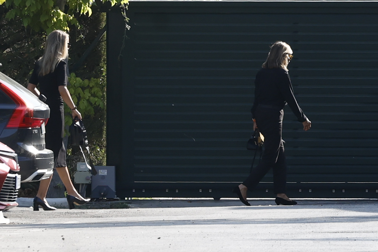 Cari Lapique y Carla Goyanes llegando al tanatorio