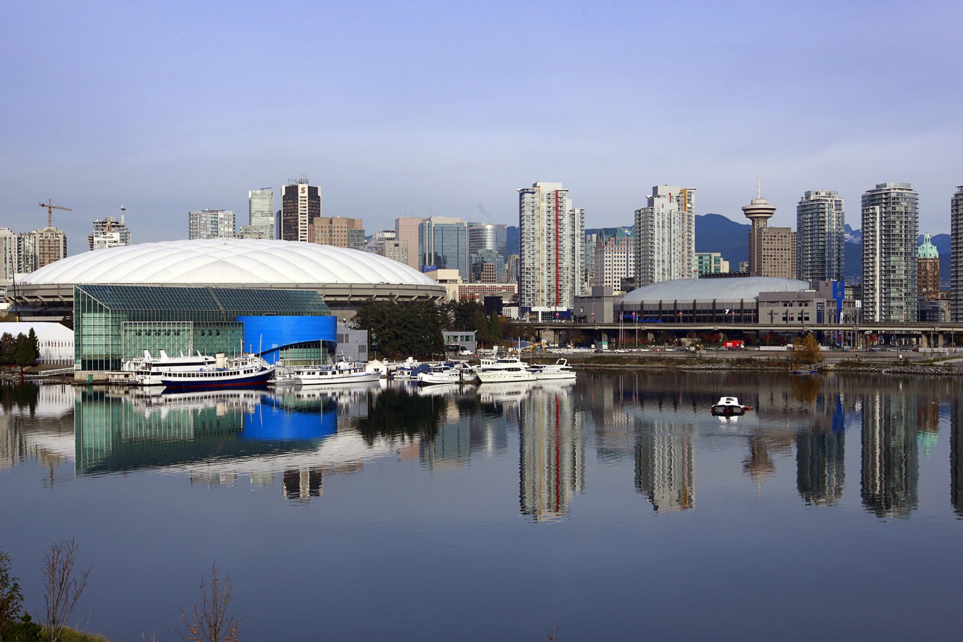 Las siguientes son dos ciudades canadienses: Calgary y Vancouver 