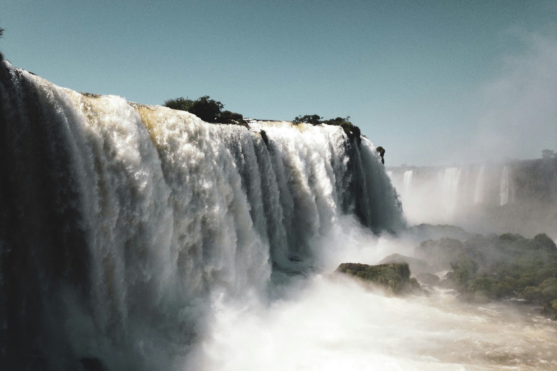 Iguaçu é mais alta e tem mais fluxo