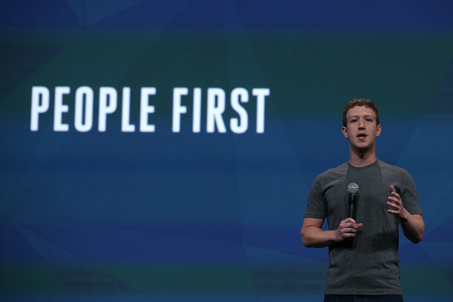 Mark Zuckerberg porte toujours un T-shirt gris, des jeans et des baskets