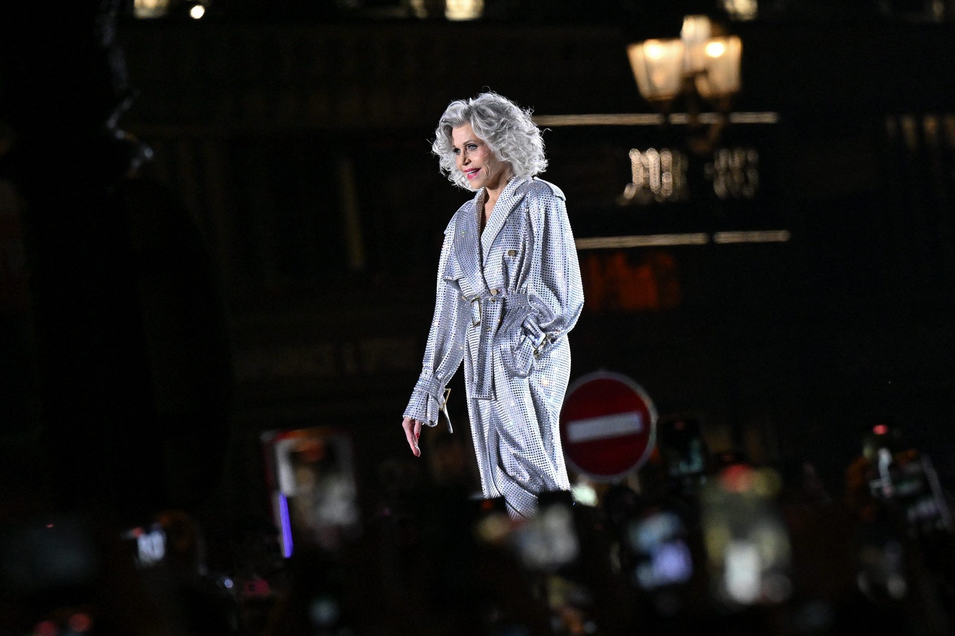 Jane Fonda brilla en la pasarela parisina a sus 86 años