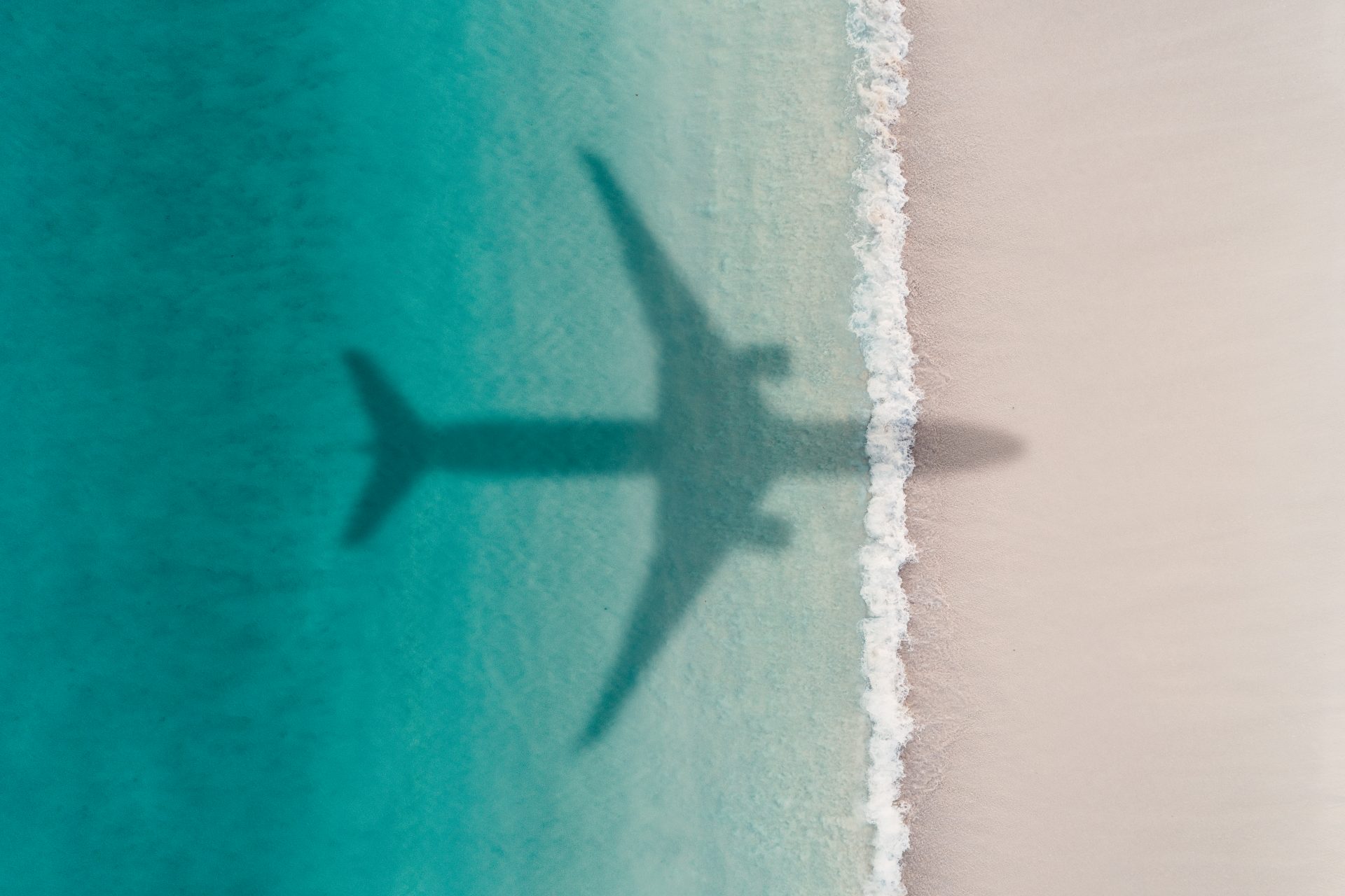 ¿Por qué es obligatorio activar el modo avión cuando volamos (y qué ocurre si no lo hacemos)?