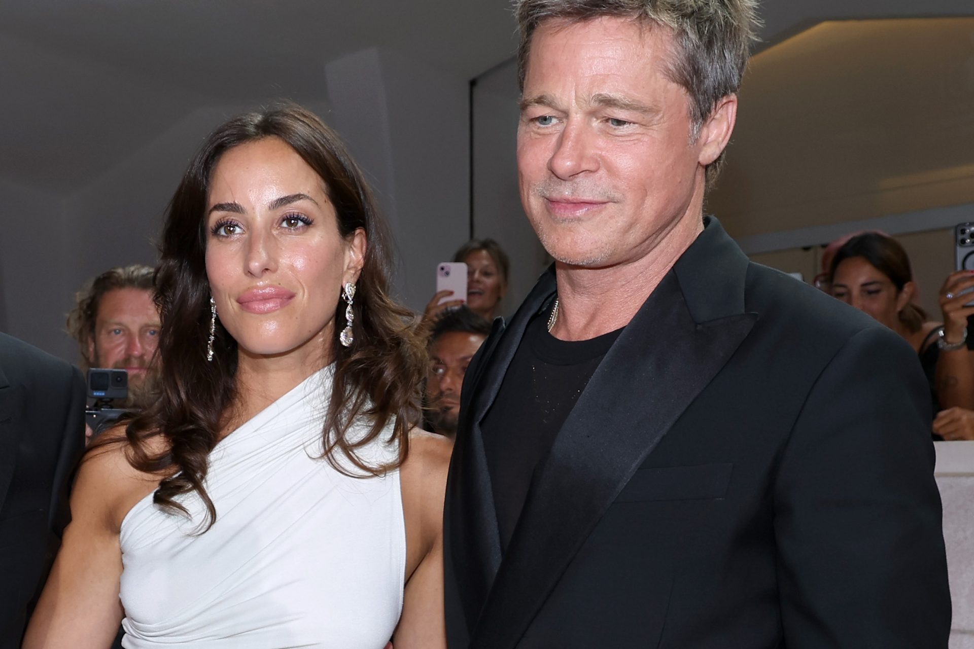 Brad Pitt en Venecia: oficialmente con novia y un presunto facelift