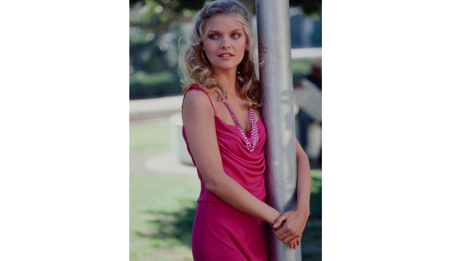 Michelle Pfeiffer, pegada a una farola