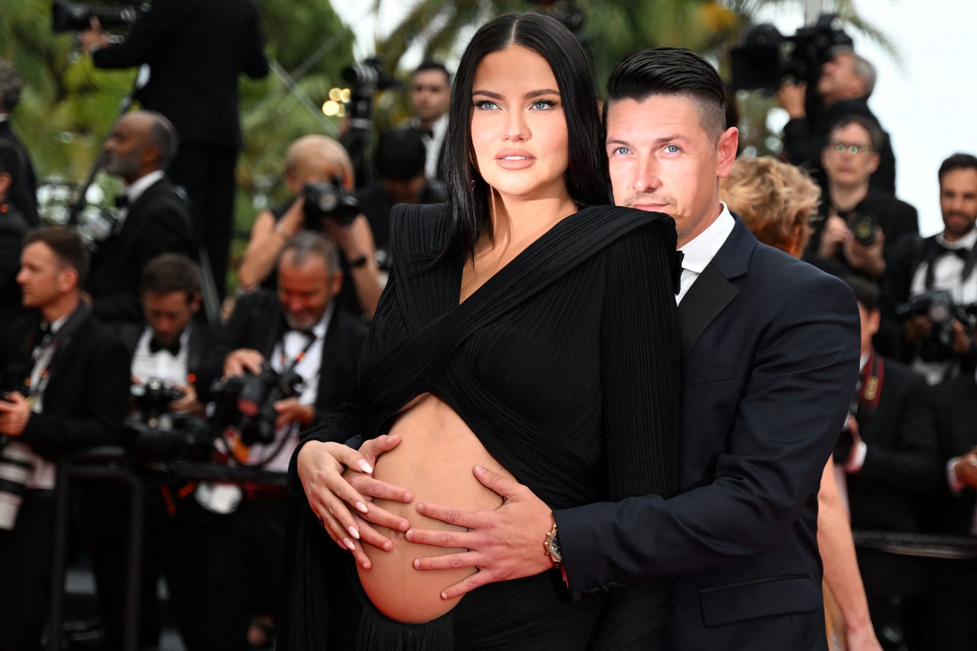 Aadriana Lima exibe barriga em Cannes