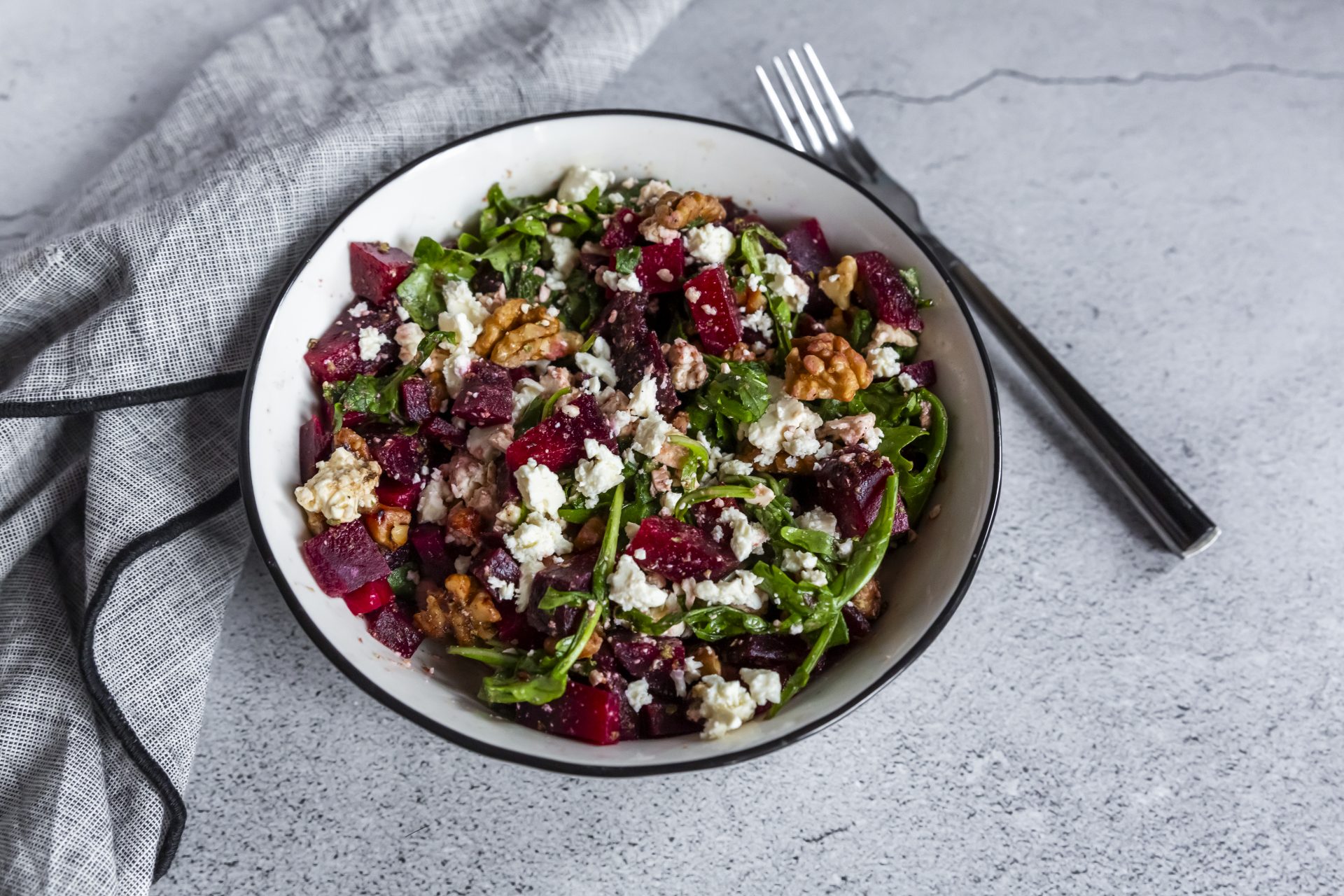 Salade de betteraves avec feta, roquette et noix