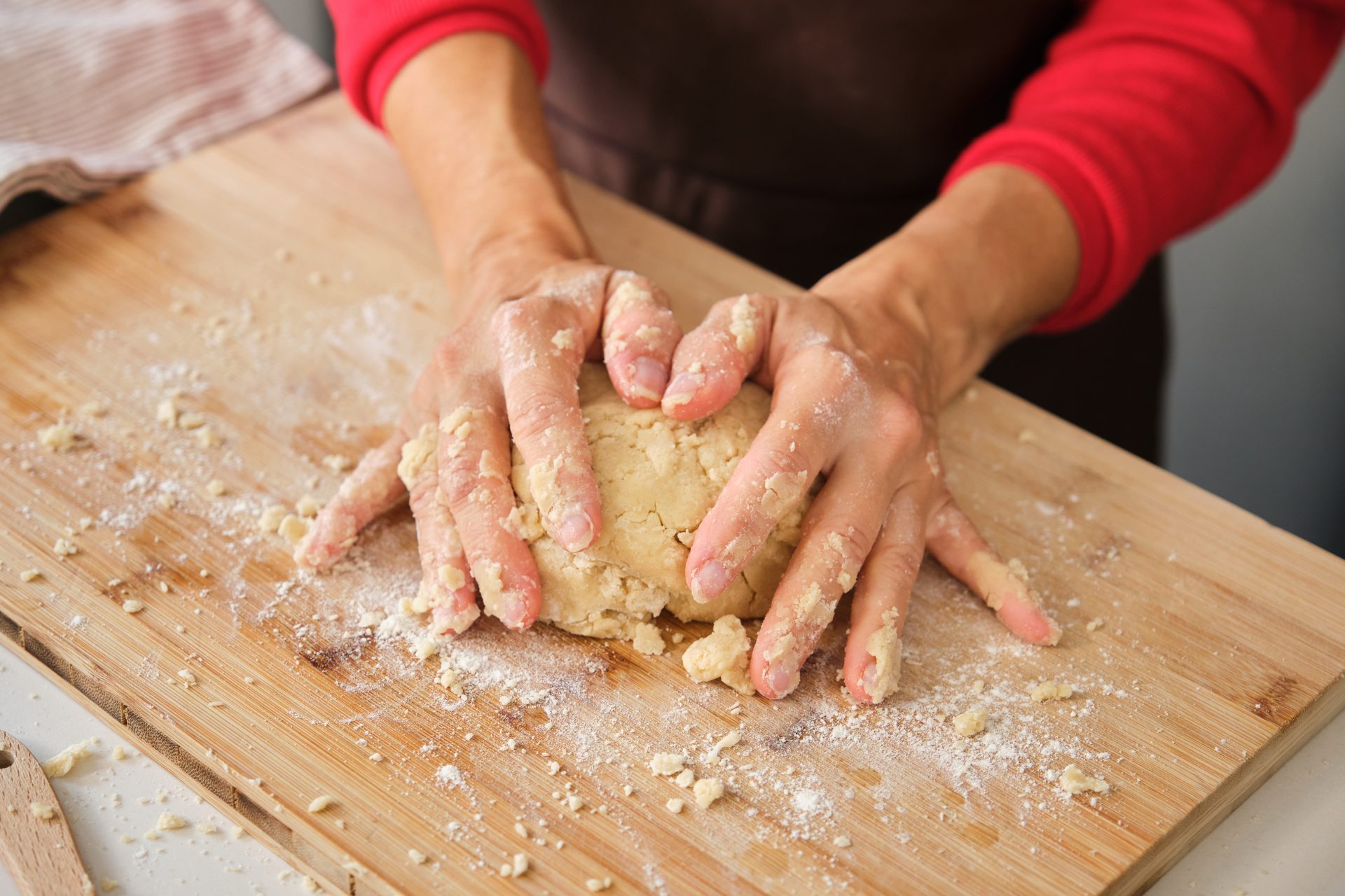 Les mains dans la pâte