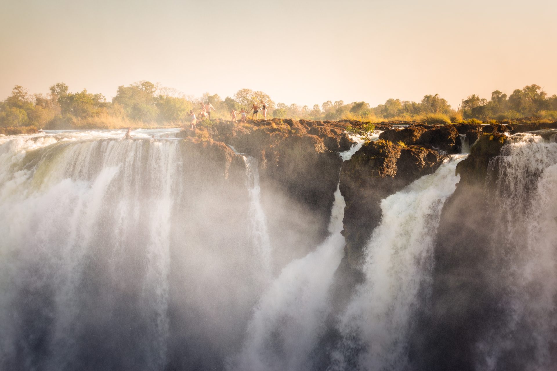 Vista incrível à beira das cataratas