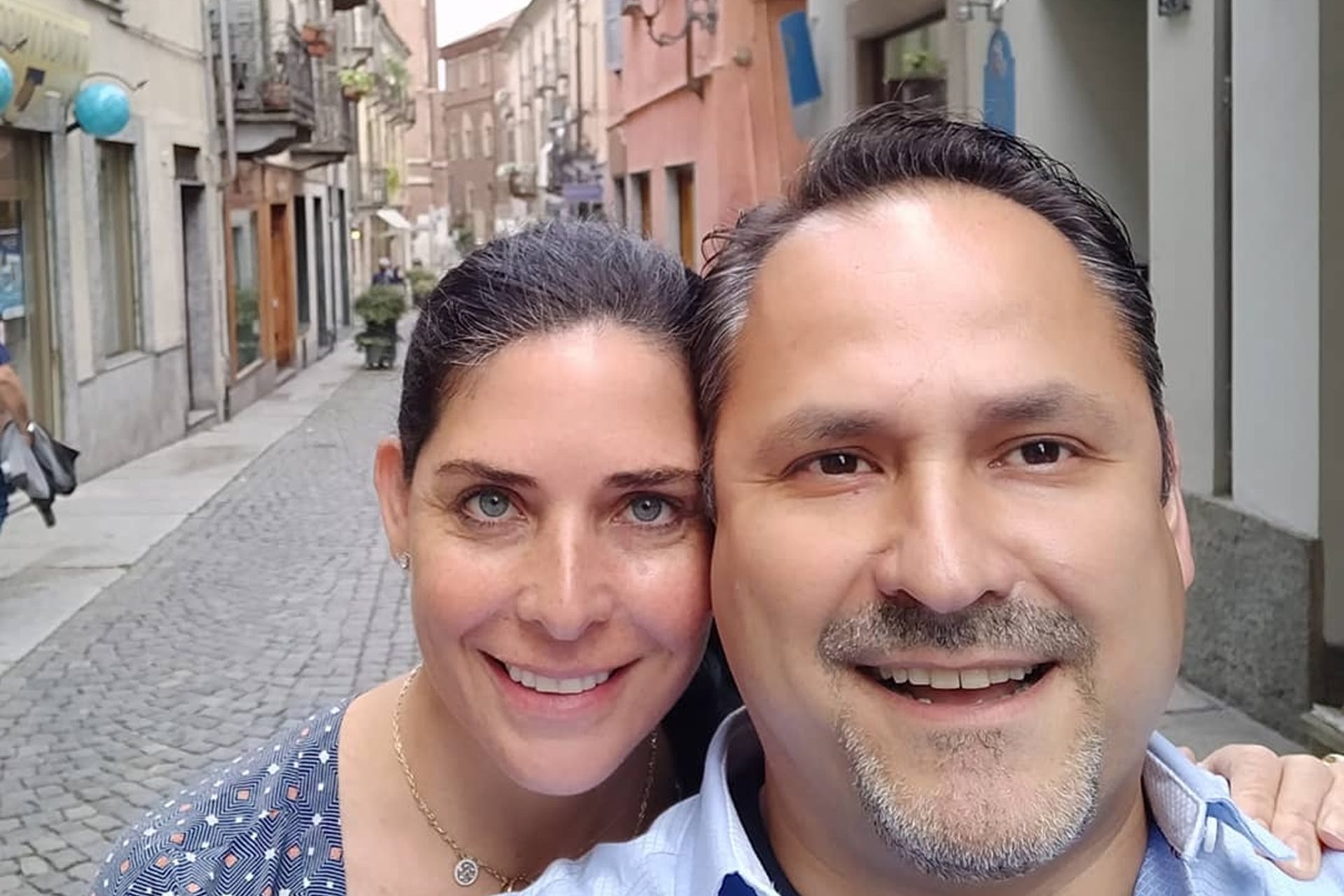 Ella y su esposo fueron privados de su libertad 