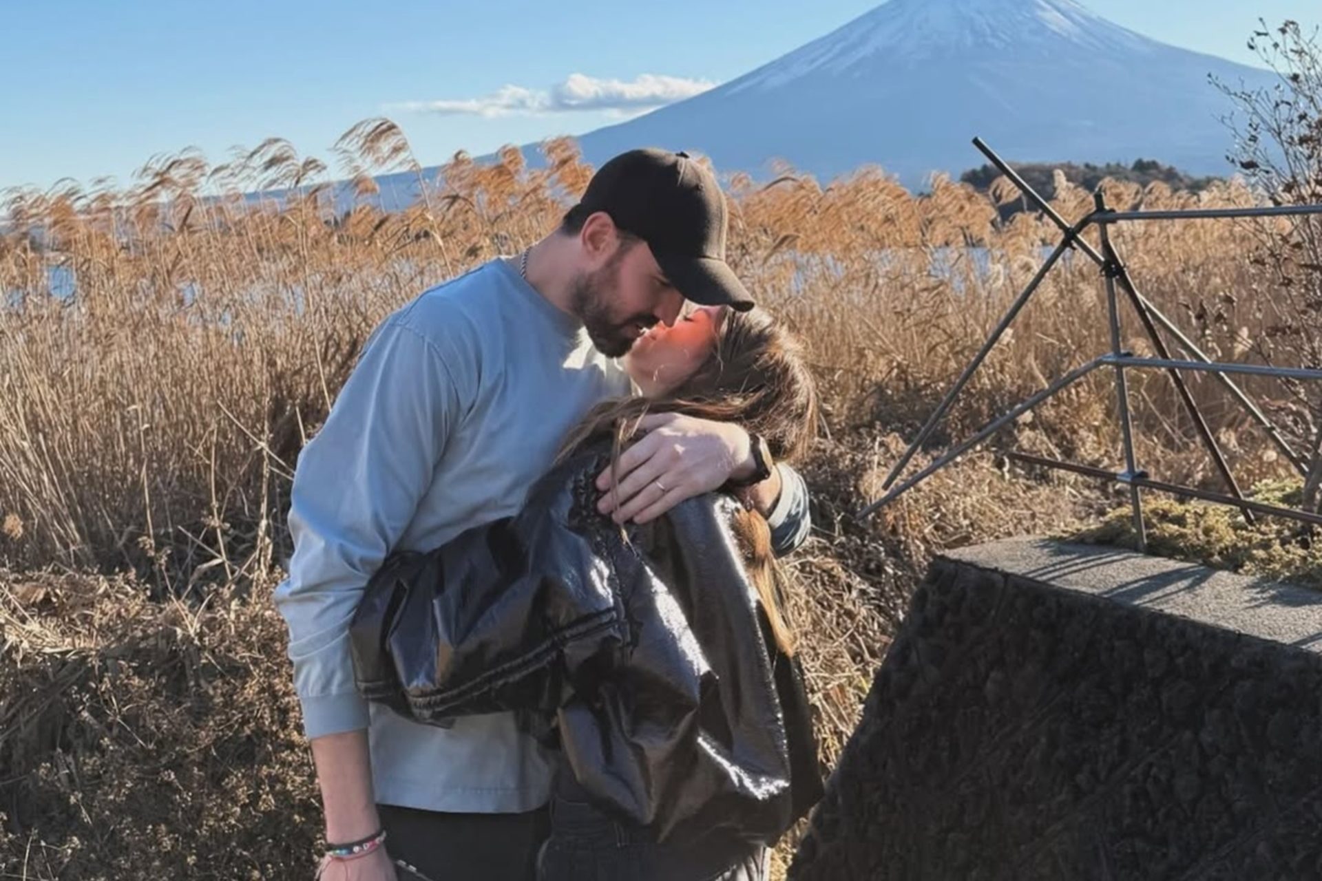 Su beso frente al Monte Fuji