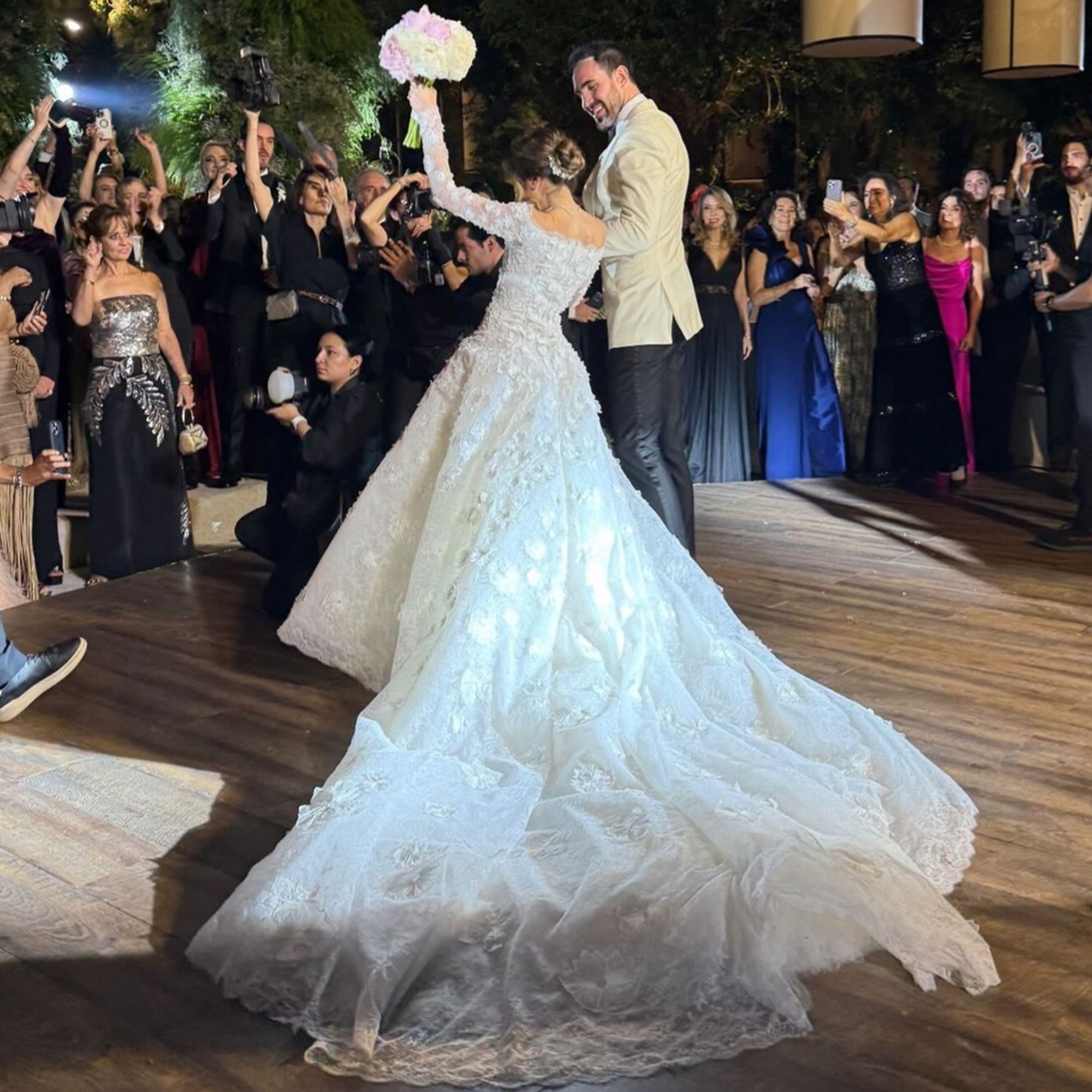 Un vestido único con velo y cola de princesa 