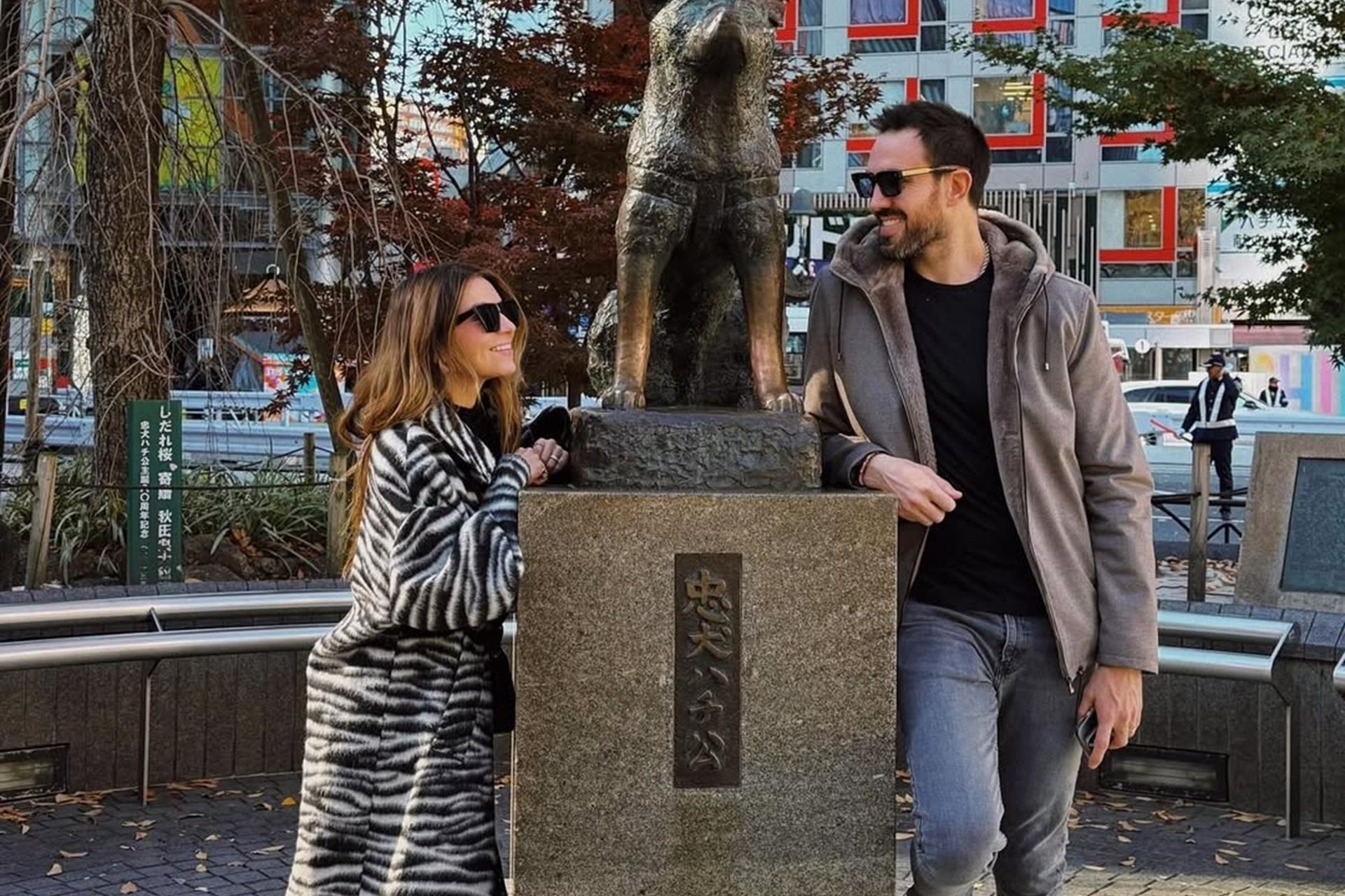 En la famosa estatua de Hachiko