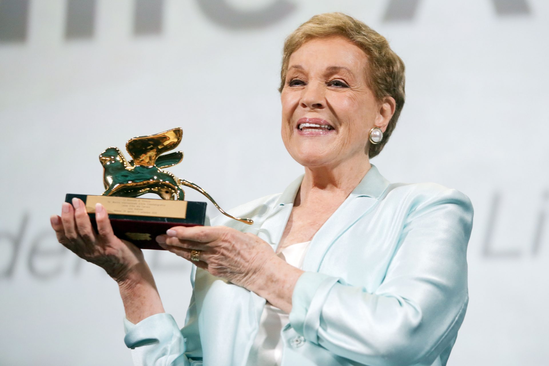 Julie Andrews tem estilo romântico