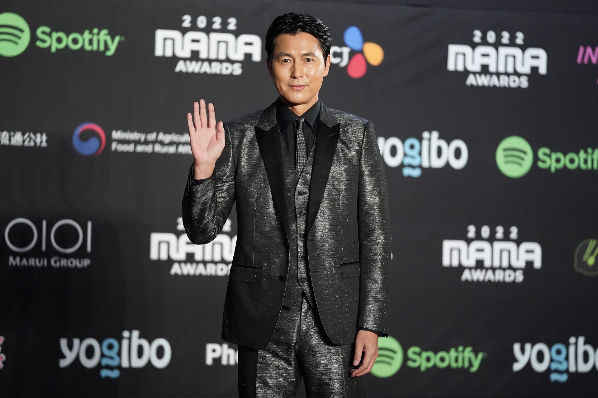 Actor Jung Woo-sung makes sudden announcement