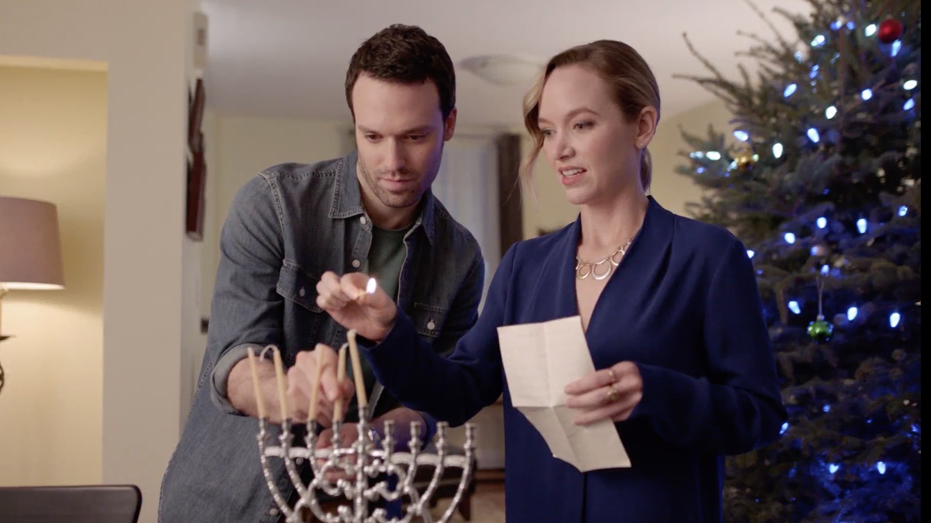 Mistletoe & Menorahs (2019) - Hulu