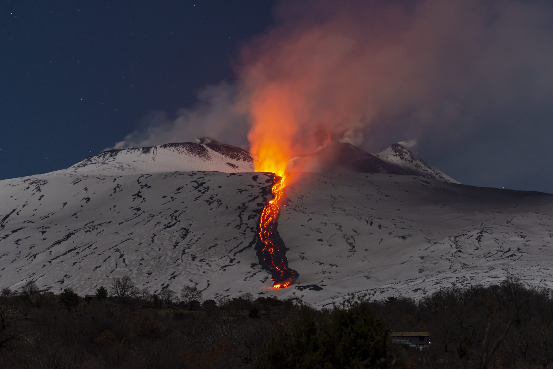 Les incroyables images de l’éruption de l’Etna enneigé