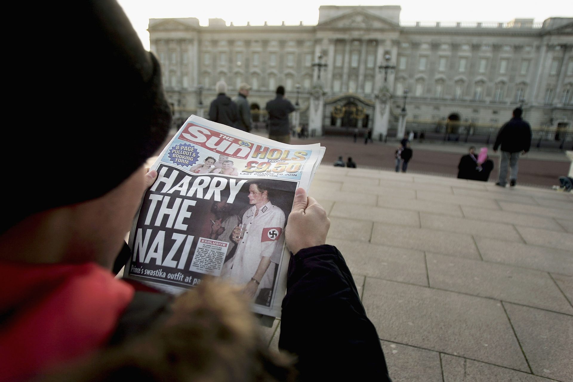 Príncipe Harry disfrazado con simbología nazi